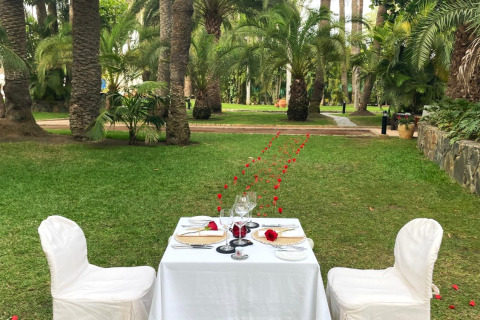 Cena romántica al aire libre en Seaside Palm Beach